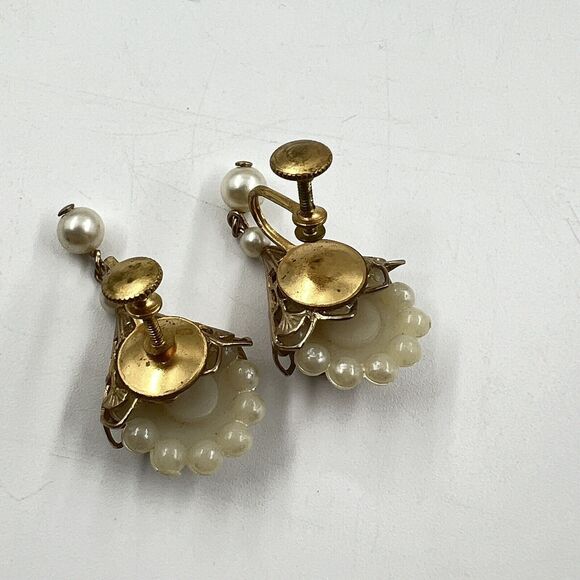 Vintage Faux Pearl Flower Basket Screw Back Earrings Gold Tone On Card - Picture 6 of 6